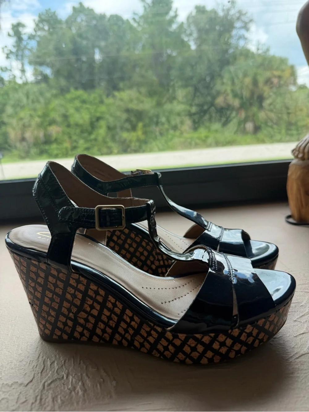 Clarks Amelia Roma Blue Glossy T-strap wedge sandals woven-pattern platform SZ 8